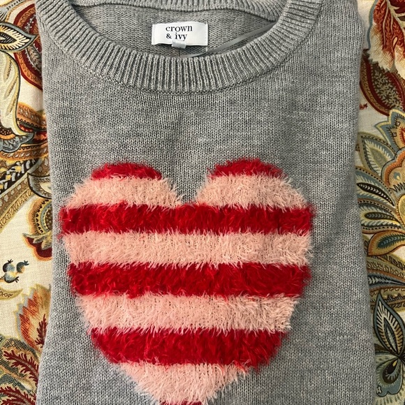 NWT Ladies Crown & Ivy Gray Sweater with Pink and Red Fuzzy Heart, Size Large - Picture 1 of 4